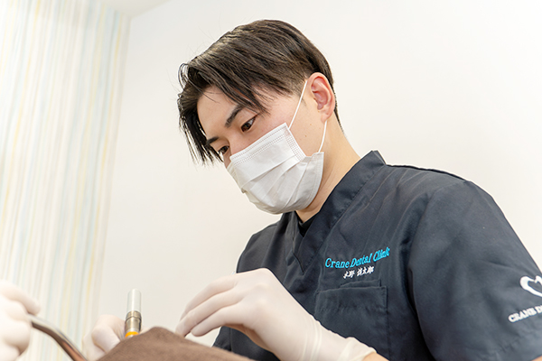 診察をするドクター